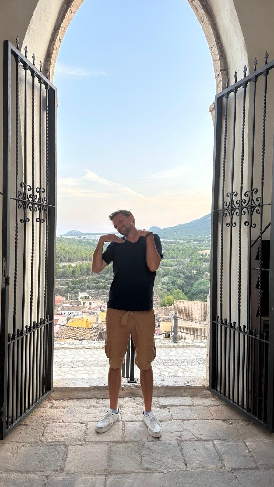 Marco in einem Torbogen mit Aussicht