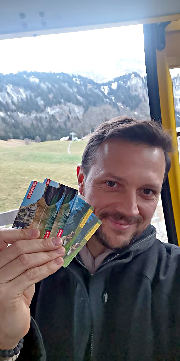 Marco in der Gondel mit Karten in der Hand