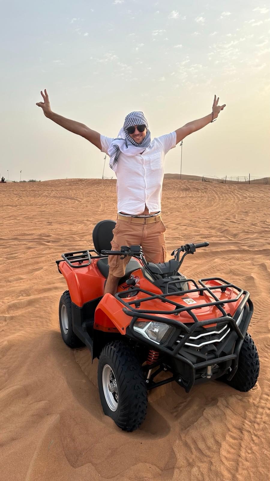 Marco auf einem Quad in der Wüste